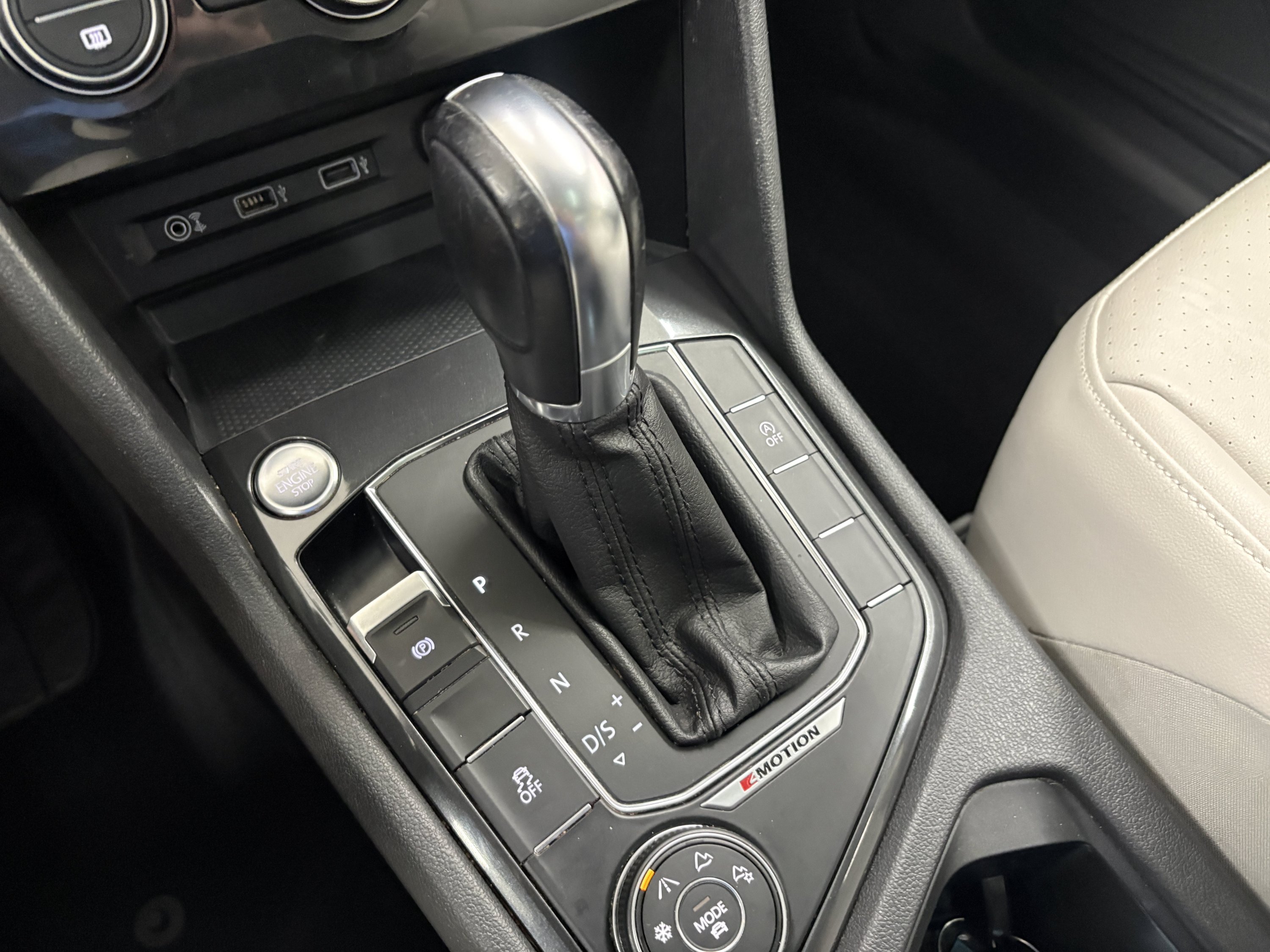 Used 2018 Volkswagen Tiguan SEL AWD/4WD image 24