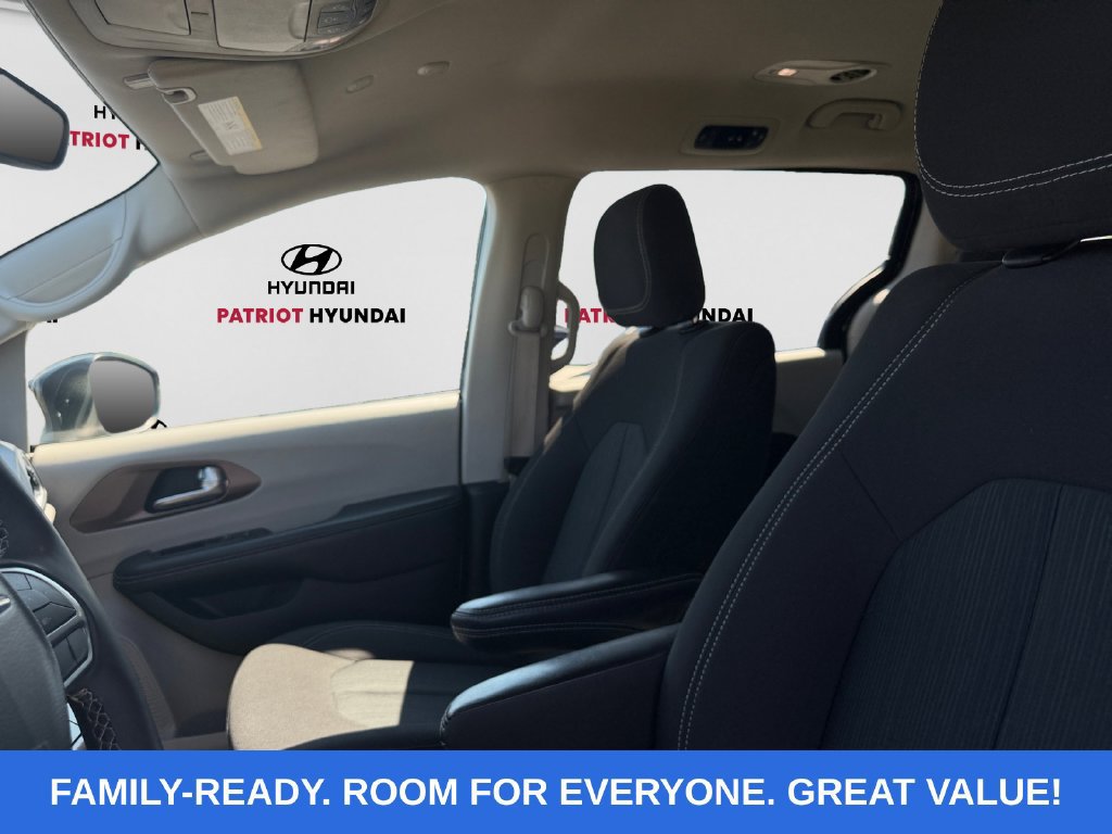 Used 2023 Chrysler Voyager LX FWD image 9