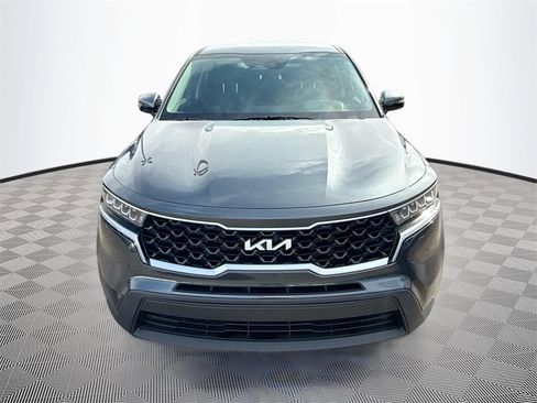 Used 2023 Kia Sorento LX image 2
