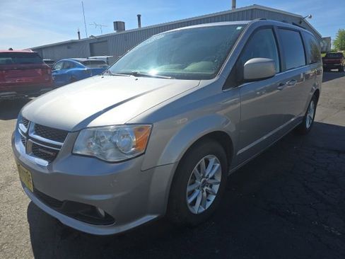 Used 2019 Dodge Grand Caravan SXT FWD image 2