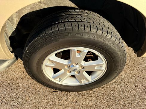 Used 2010 Ford Explorer XLT image 2