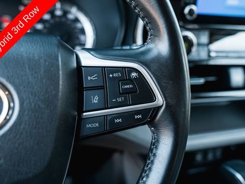Used 2023 Toyota Highlander LE AWD/4WD image 17