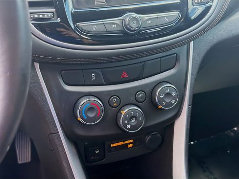 Used 2022 Chevrolet Trax LT w/ LT Convenience Package image 14