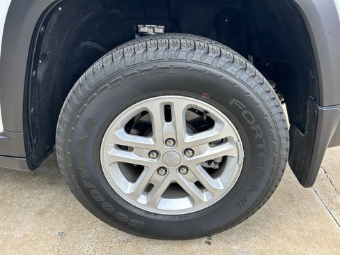 Used 2025 Jeep Grand Cherokee Laredo w/ MOPAR Finishing Package image 17