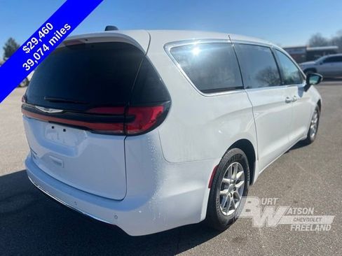 Used 2025 Chrysler Pacifica Select image 6