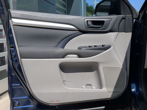 Used 2015 Toyota Highlander LE FWD image 14