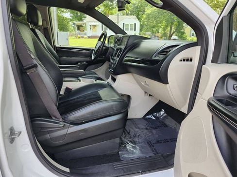 Used 2017 Dodge Grand Caravan SXT FWD image 7