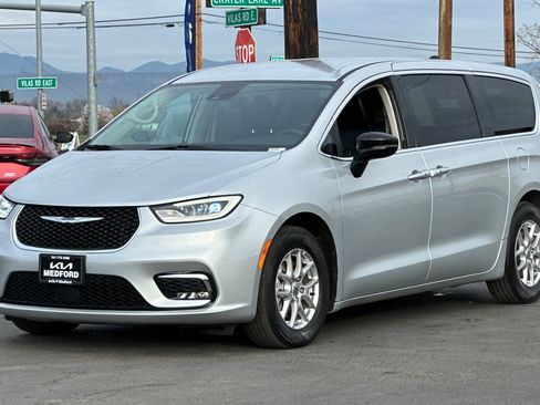 Used 2024 Chrysler Pacifica Touring-L image 9