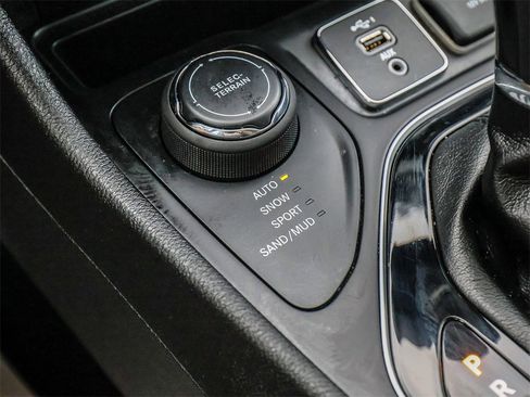 Used 2019 Jeep Cherokee Latitude Plus image 30