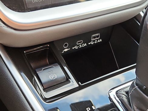 Used 2023 Subaru Outback Limited image 26