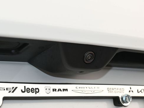 Used 2025 Jeep Grand Cherokee Laredo image 32