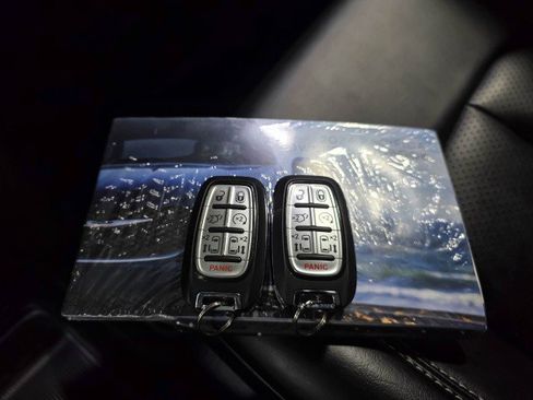 Used 2024 Chrysler Pacifica Limited FWD image 43