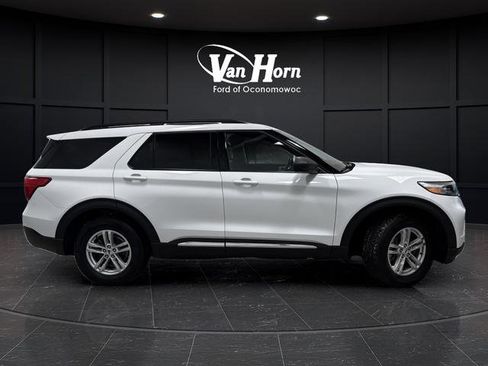 Used 2023 Ford Explorer XLT AWD/4WD image 2