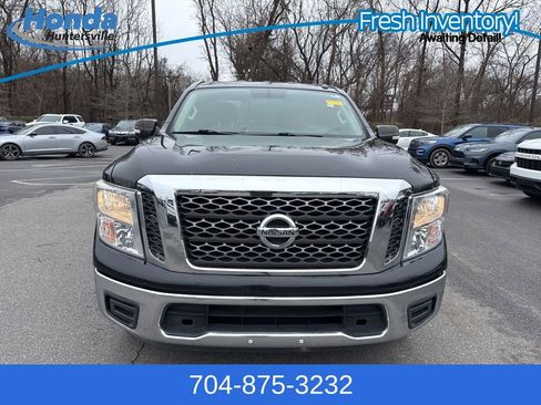 Used 2017 Nissan Titan SV image 3