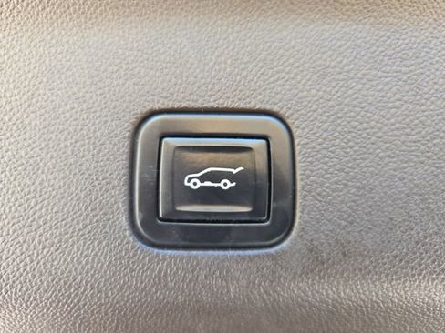 Used 2023 GMC Yukon XL SLT image 6