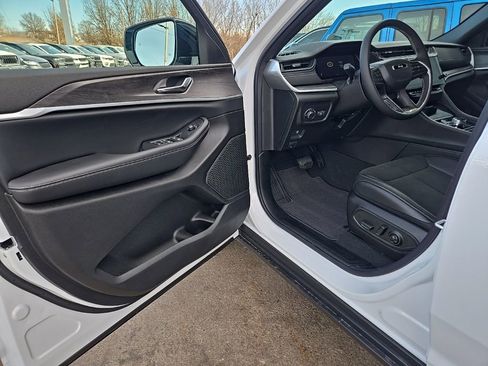 New 2026 Jeep Grand Cherokee Altitude image 28