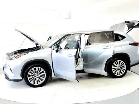 Used 2024 Toyota Highlander Platinum AWD/4WD image 10