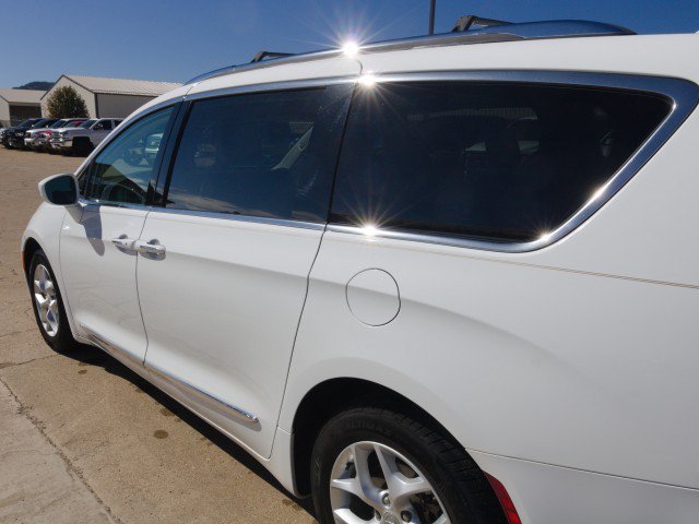 Used 2017 Chrysler Pacifica Touring-L Plus w/ Tire & Wheel Group FWD image 8