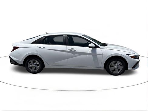 New 2026 Hyundai Elantra SE FWD image 2