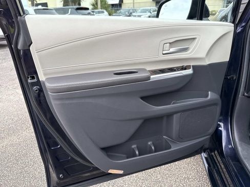 Used 2024 Toyota Sienna XLE image 18