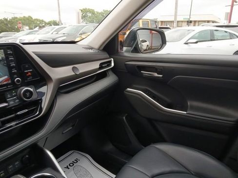 Used 2022 Toyota Highlander XLE image 24