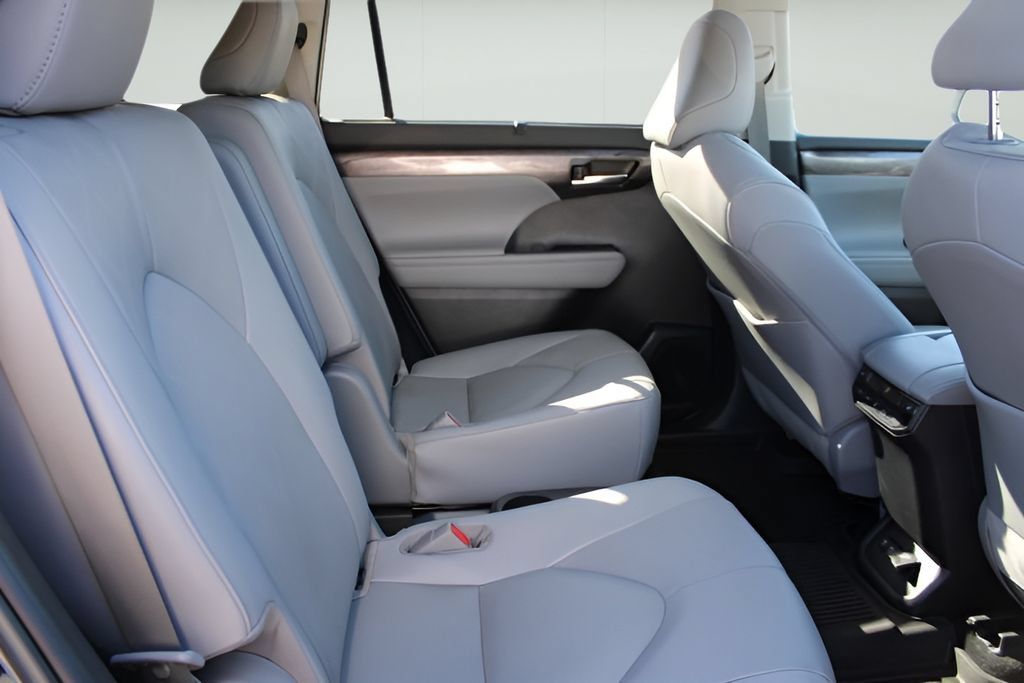 Certified 2020 Toyota Highlander Platinum AWD/4WD image 24