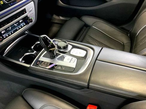 Used 2022 BMW ALPINA B7 xDrive w/ Luxury Rear Seating Package image 16