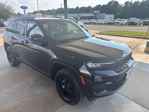Used 2024 Jeep Grand Cherokee Altitude AWD/4WD image 3
