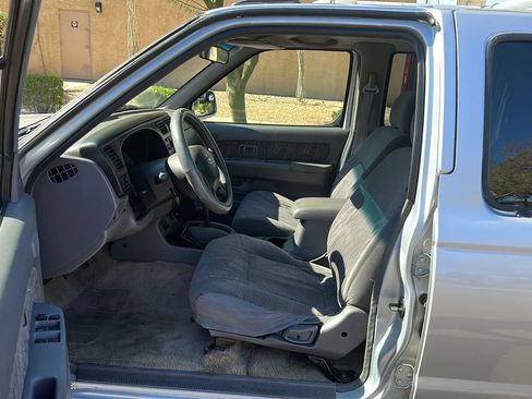 Used 2000 Nissan Frontier XE image 12