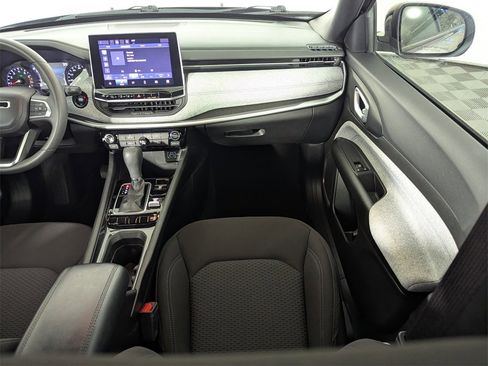 Used 2023 Jeep Compass Sport image 18