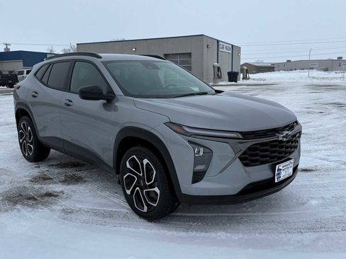 Used 2024 Chevrolet Trax RS w/ Driver Confidence Package image 2