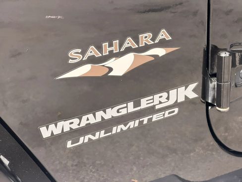 Used 2018 Jeep Wrangler Unlimited Sahara AWD/4WD image 14