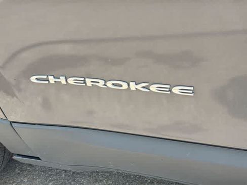 Used 2016 Jeep Cherokee Latitude w/ Cold Weather Group AWD/4WD image 25