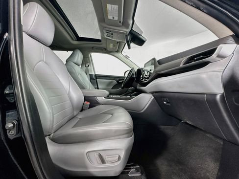 Used 2022 Toyota Highlander XLE AWD/4WD image 29