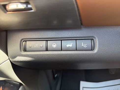 Used 2022 Nissan Pathfinder Platinum w/ Lighting Package (N92) FWD image 27
