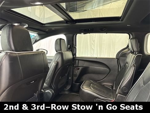 Used 2025 Chrysler Pacifica Limited image 14