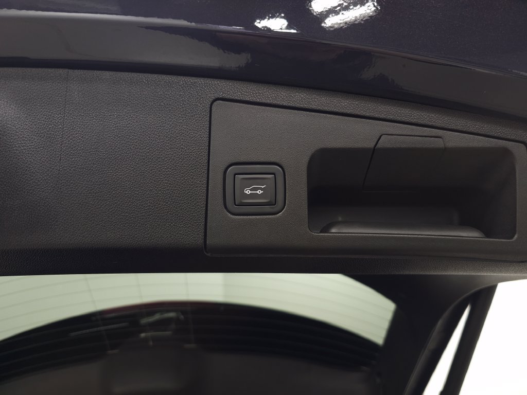 Used 2024 Cadillac XT4 Premium Luxury w/ Technology Package FWD image 6
