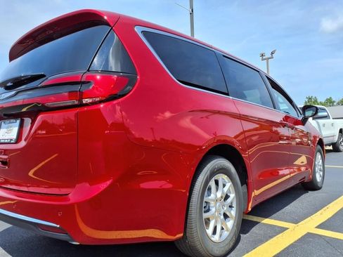 New 2026 Chrysler Pacifica Select image 6