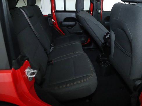 Used 2025 Jeep Wrangler Sport S image 32