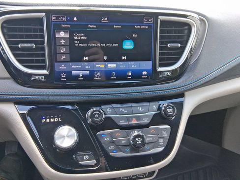 Used 2021 Chrysler Pacifica Touring-L FWD image 19