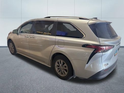 Used 2022 Toyota Sienna XLE image 6
