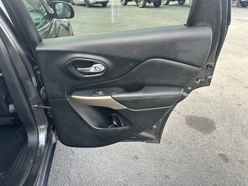 Used 2017 Jeep Cherokee Limited image 14