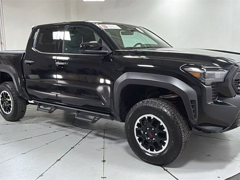 Certified 2025 Toyota Tacoma SR5 image 3