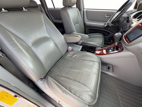 Used 2004 Toyota Highlander Limited w/ Towing Prep Pkg FWD image 26