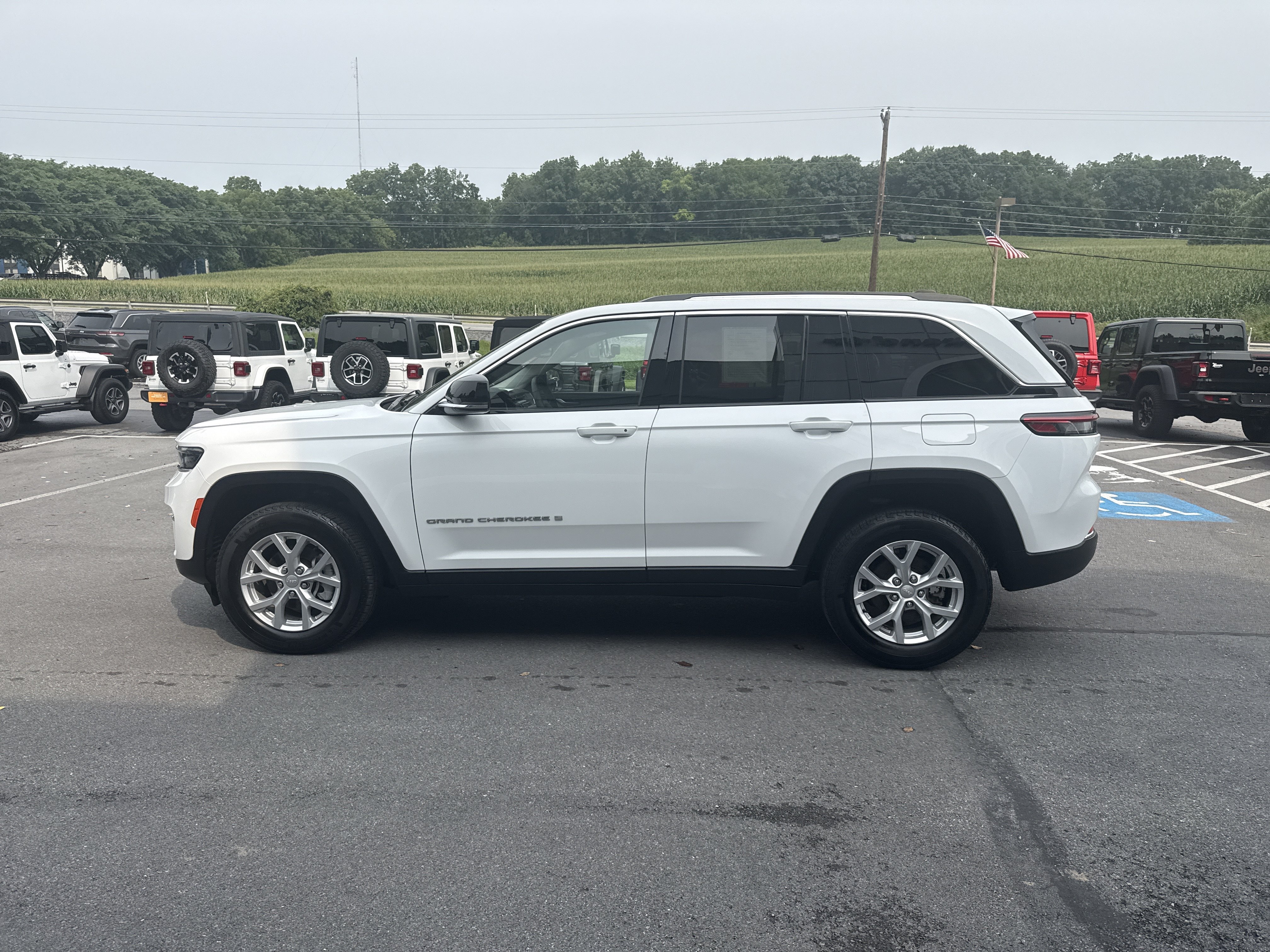 Used 2023 Jeep Grand Cherokee Limited AWD/4WD image 7