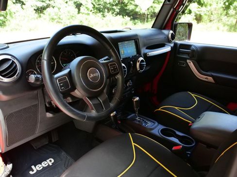 Used 2015 Jeep Wrangler Unlimited Sahara w/ Max Tow Package AWD/4WD image 2