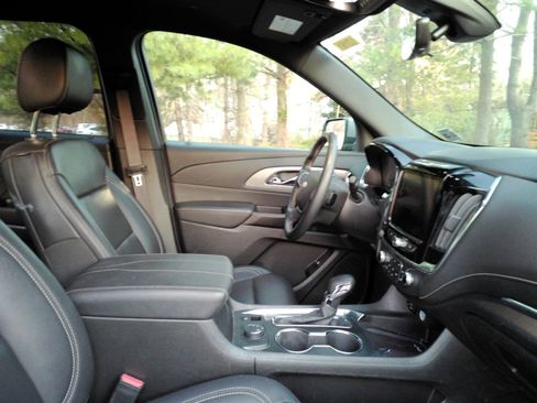 Certified 2023 Chevrolet Traverse LT w/ LT Premium Package AWD/4WD image 17