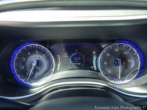 Used 2024 Chrysler Pacifica Touring-L FWD image 14