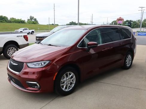 Used 2023 Chrysler Pacifica Touring-L FWD image 5