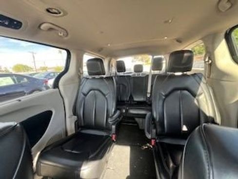 Used 2023 Chrysler Pacifica Touring-L image 17